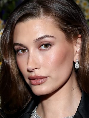 Hailey Bieber firmó acuerdo con reconocida marca de maquillaje: 