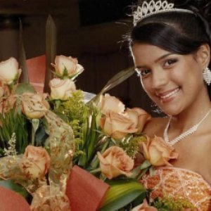 Karol G recuerda sus 15 años con una una tierna foto: “Me sentí como una reina de cuento”