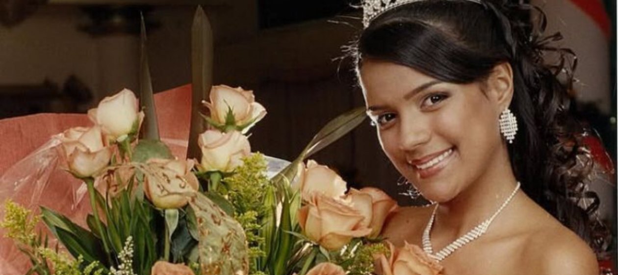 Karol G recuerda sus 15 años con una una tierna foto: “Me sentí como una reina de cuento”