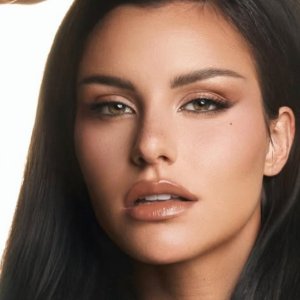 Emilia Dides responde a los usuarios que la cuestionaron por anunciar gira por Chile: 