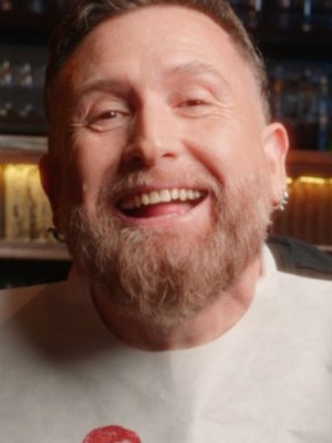 Comediante Juan Pablo López lanza su propia hamburguesa