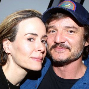 Pedro Pascal y Sarah Paulson: La historia de 30 años de amistad y el gesto que le cambió la vida al actor