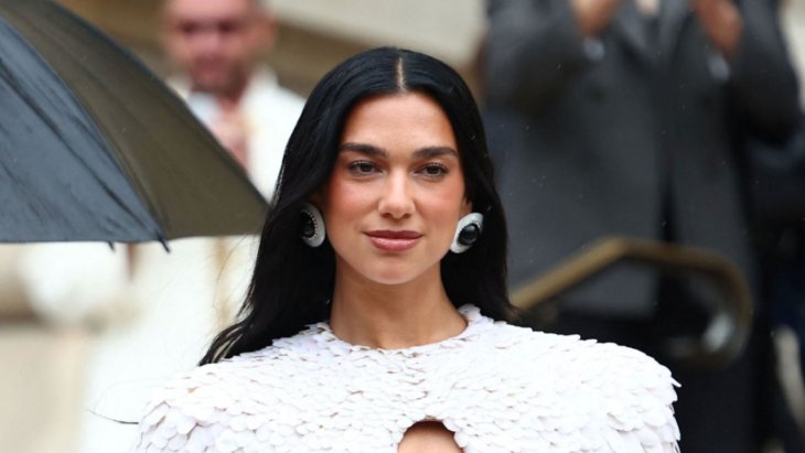 Dua Lipa, Cardi B y Karol G deslumbran en el desfile de Schiaparelli: Los mejores looks de la Alta Costura en París