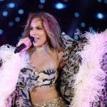 Jeniffer López sorprendió en su show con una versión de “Gracias a la vida” de Violeta Parra