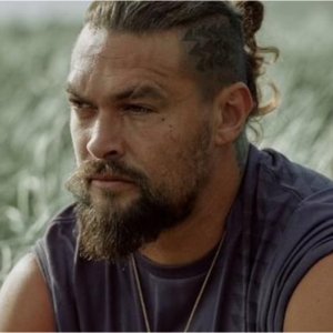 Jason Momoa celebró sus 46 años despidiéndose de su icónico look