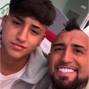 Arturo Vidal chocheó con el desconocido talento de su hijo Alonso