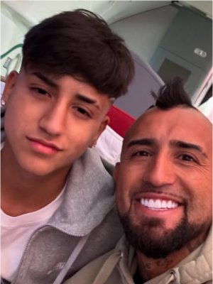 Arturo Vidal chocheó con el desconocido talento de su hijo Alonso