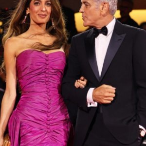 George y Amal Clooney protagonizan divertido momento en alfombra roja del Festival de Venecia