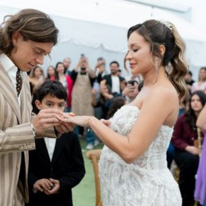 Sabrina Sosa y Joaquín Montecinos se casan en su hogar con emotiva sorpresa musical