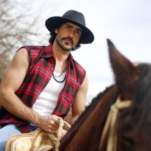 ¡Bomba! El regreso de Matías Assler a la TV con un look campestre y sensual al estilo 