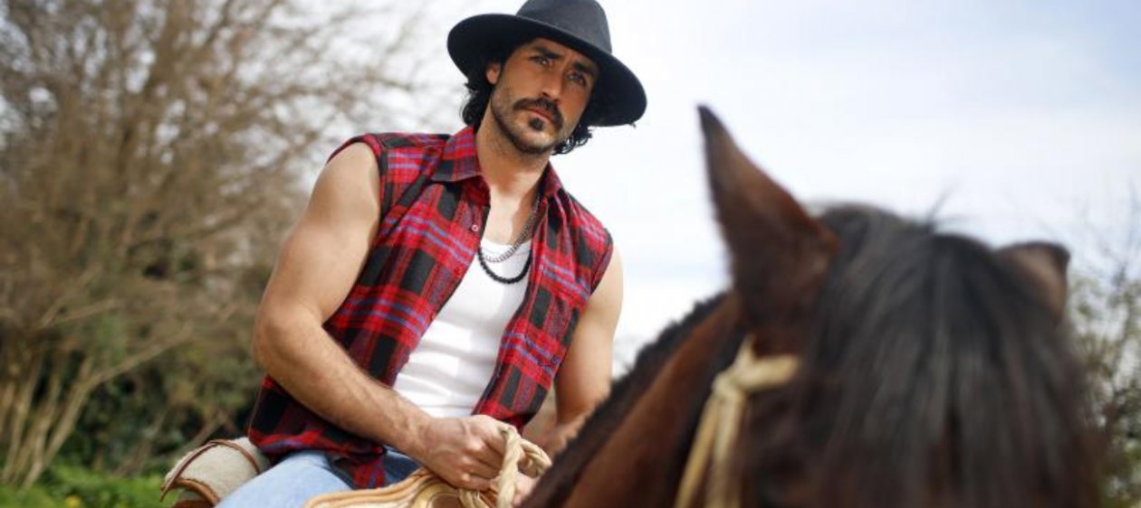 ¡Bomba! El regreso de Matías Assler a la TV con un look campestre y sensual al estilo 