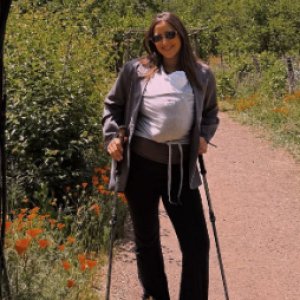 Meli Noto comparte su vida postparto en el Cajón del Maipo: “Usé bastones para bajar de la casa