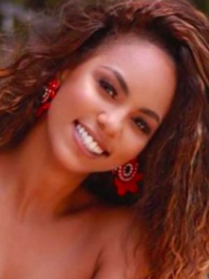 Betsy Camino anuncia su compromiso con tierna fotografía