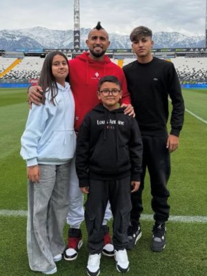 Arturo Vidal compartió su emoción tras el accidente vehicular de sus hijos