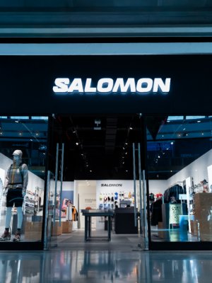 Salomon reabre sus tiendas clave en Santiago bajo un renovado concepto internacional
