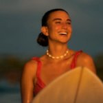 ¿Muy arriesgado? Tita Ureta surfea durante su embarazo y genera diversas reacciones