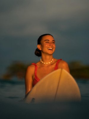 ¿Muy arriesgado? Tita Ureta surfea durante su embarazo y genera diversas reacciones