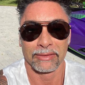 Marcelo Ríos da pistas de haber terminado su relación a un mes de confirmarla