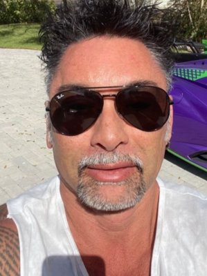 Marcelo Ríos da pistas de haber terminado su relación a un mes de confirmarla