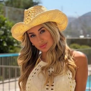 Camila Andrade viaja junto a su madre tras la pérdida de su padre