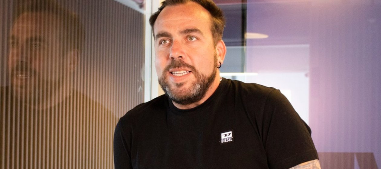 Francisco Kaminski es visto nuevamente a los besos en una discoteque