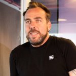 Francisco Kaminski es visto nuevamente a los besos en una discoteque