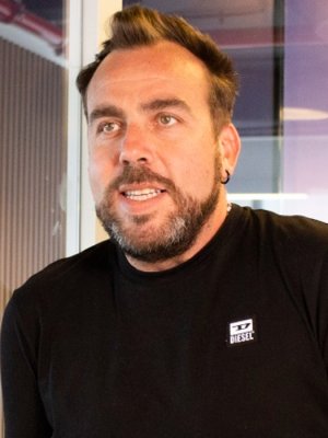 Francisco Kaminski es visto nuevamente a los besos en una discoteque