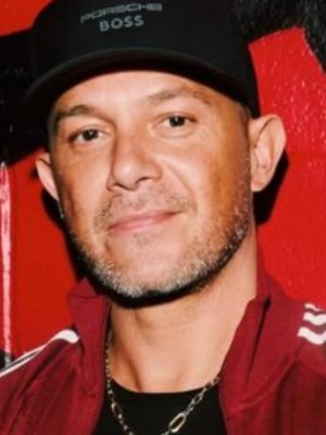 ¡La subió al escenario! Alejandro Sanz confirmó romance con actriz peruana