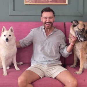 Jordi Castell revela el místico rito diario que comparte con sus perros y su gata ciega