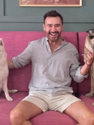 Jordi Castell revela el místico rito diario que comparte con sus perros y su gata ciega