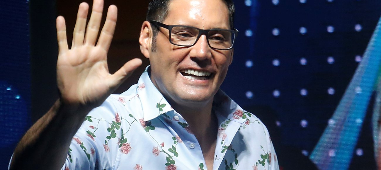 ¡Como nunca lo vimos! Francisco Saavedra sorprende con drástico cambio de look