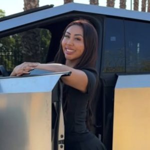 Naya Fácil comparte video manejando su auto de lujo a exceso de velocidad