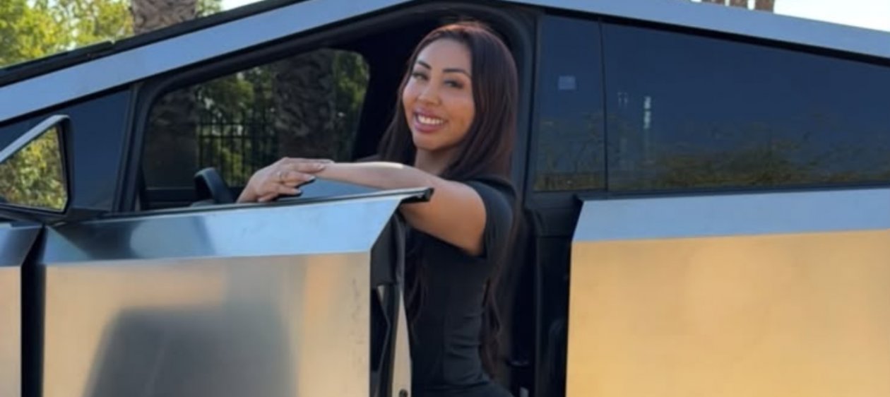 Naya Fácil comparte video manejando su auto de lujo a exceso de velocidad