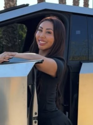 Naya Fácil comparte video manejando su auto de lujo a exceso de velocidad