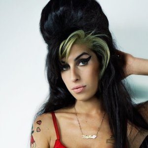 Justicia británica condena al padre de Amy Winehouse tras perder demanda por subastas