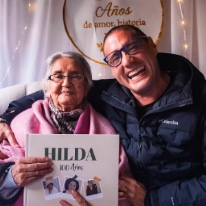 Francisco Saavedra sorprende a seguidora en su cumpleaños 100