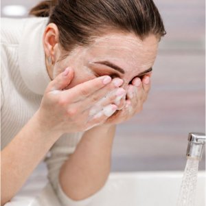 Piel grasa y tirantez después del lavado ¿Por qué una limpieza intensa puede irritar el rostro?