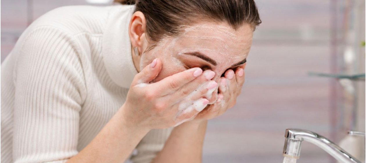 Piel grasa y tirantez después del lavado ¿Por qué una limpieza intensa puede irritar el rostro?